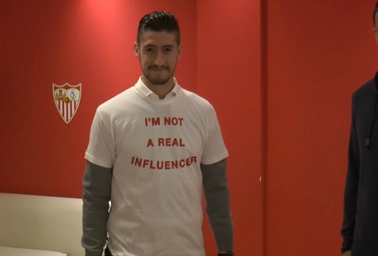 Sergio Escudero, jugador del Sevilla FC, se pone la camiseta por los #realinfluencers